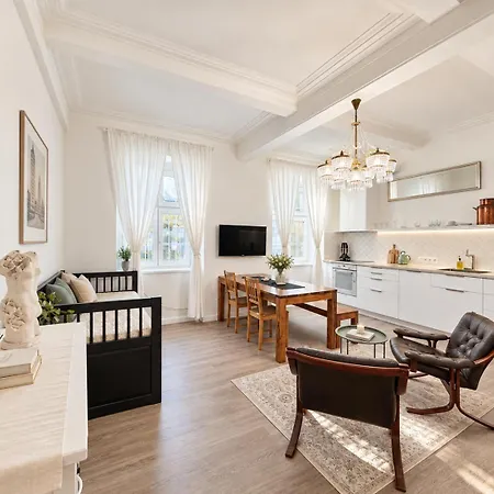 Simcity I 2br Old Town Opulence W Self Check I Heated Floors I Washer And Dryer I Just 3 Min Walk To Main Square Apartmán Bratislava