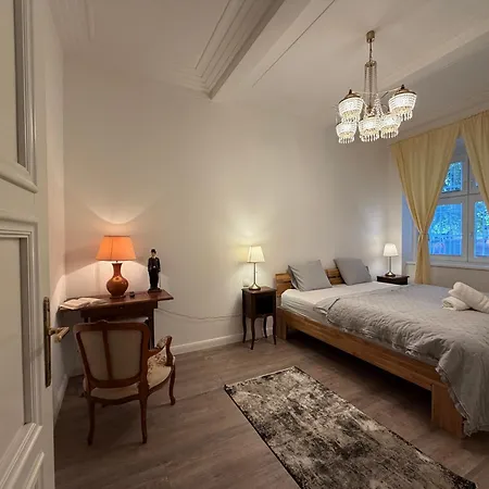 Simcity I 2br Old Town Opulence W Self Check I Heated Floors I Washer And Dryer I Just 3 Min Walk To Main Square Apartmán