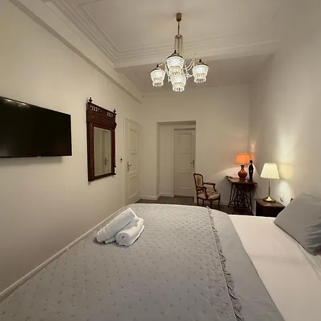 Simcity I 2br Old Town Opulence W Self Check I Heated Floors I Washer And Dryer I Just 3 Min Walk To Main Square